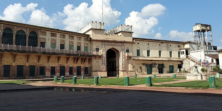 An image of Ramnagar Fort, where you will see this building after the entrance.