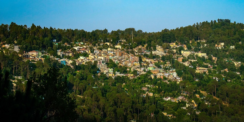 A picture of Ranikhet's mountain peaks, which are among the tourist places near Bareilly.