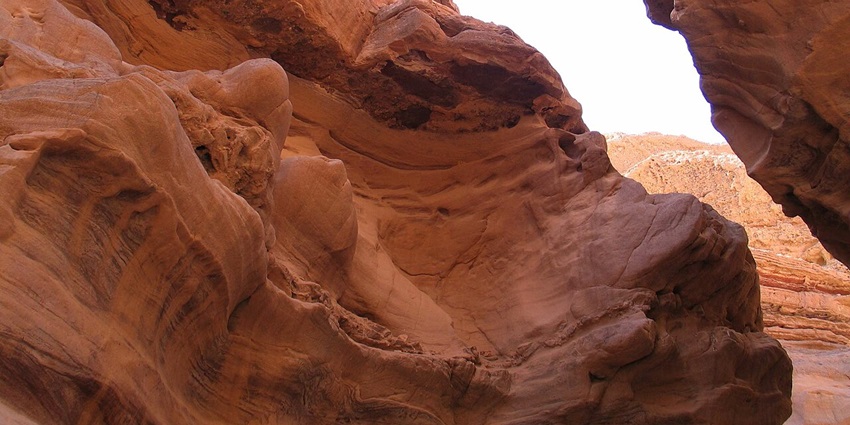 A picture of red rock formations in Israel, located near the city of Eilat