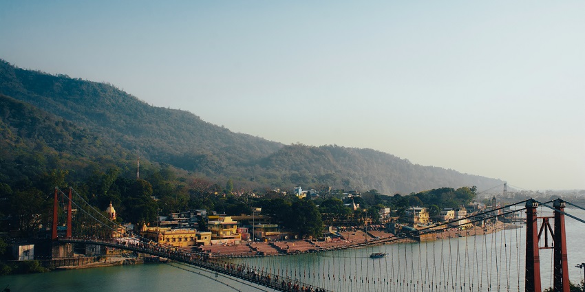 A picture of Rishikesh with hills, one of the most spiritual hill stations near Vrindavan.