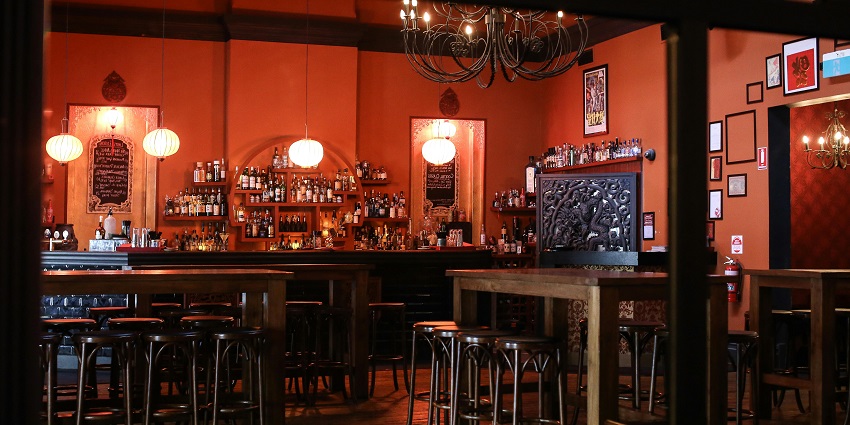 A bar and restaurant that offers delicious food and cocktails showcasing Jordan nightlife.