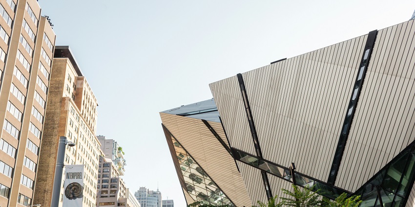 A structure with sharp edges is housed inside the Royal Ontario Museum of Toronto.