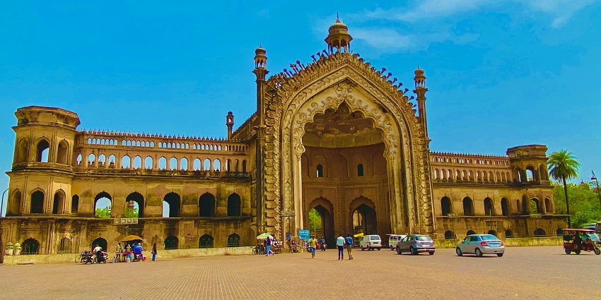 rumi darwaza is one of its kind of turkish architecture display in india for travellers.