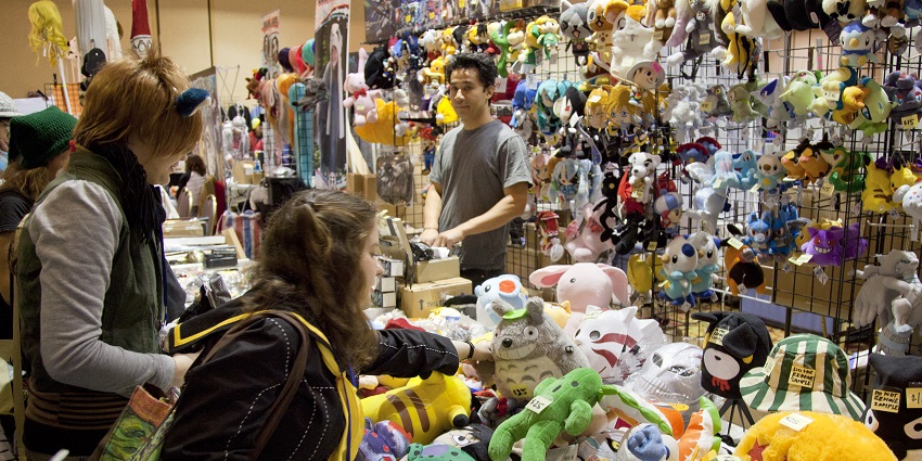 Eclectic market for shopping in Baku offering vintage goods, collectables, and cultural artefacts.