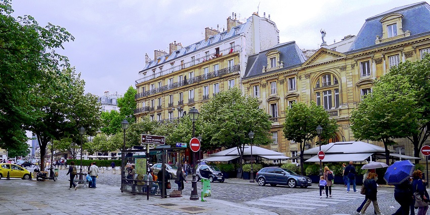 Stylish neighbourhood with art galleries, bookstores, and boutique shopping