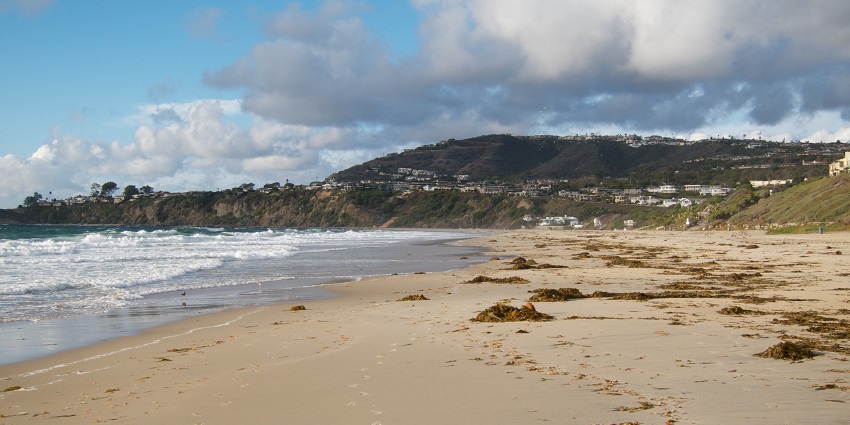 An image of a beach which looks similar to Salt Creek Beach, a famous beach in Orange County.