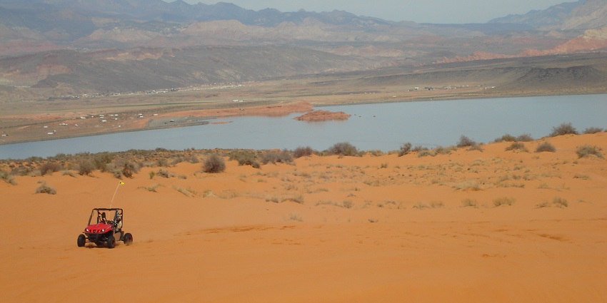 An image of the Sand Hollow State Park, a famous tourist destination near Zion National Park