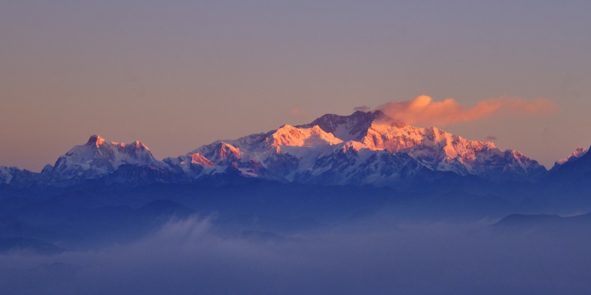 A picture of the Sandakphu trek trail offering mesmerizing views of the Himalayas.