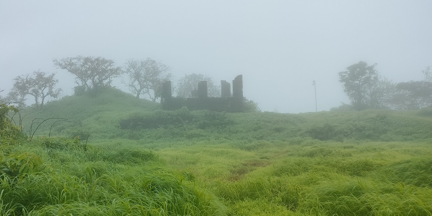 An image view of the stunning landscape from Sarasgad Fort, one of the best Palghar trekking destinations.