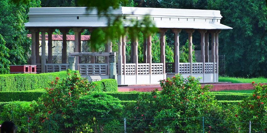 trace the roots of buddhism in sarnath for travellers to visit and explore during the day.