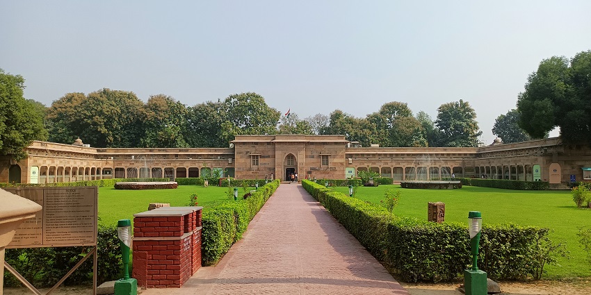 A view of the Sarnath Archaeological Museum, one of the top places to visit in Sarnath.