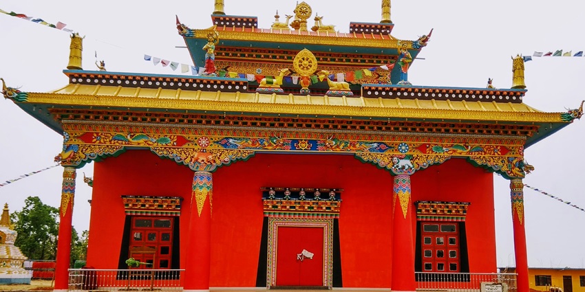 A serene view of the Sarnath Burmese Buddhist Temple adorned with vibrant colours.