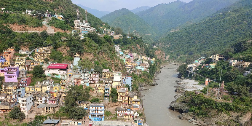 Riverfront charm and scenic views of Satpuli – best places to visit in Pauri Garhwal.