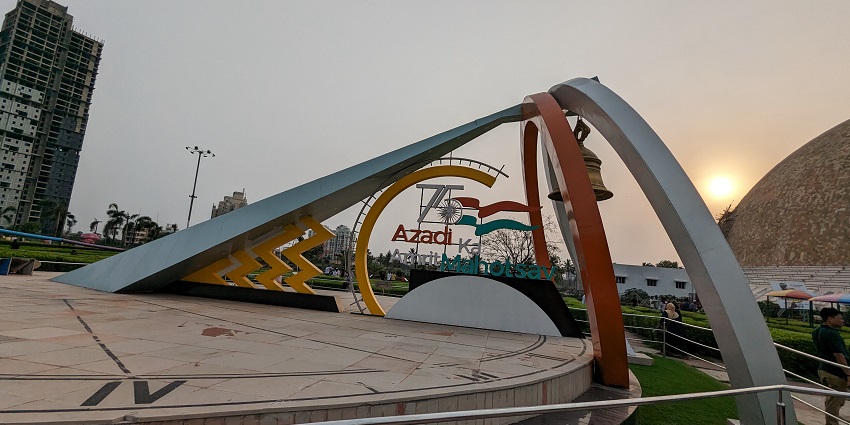 A picture of the Aircraft Museum Kolkata at Science City, showcasing an aeroplane.