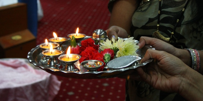 A picture of devotees praying and seeking blessings at Dakshineswar Temple.
