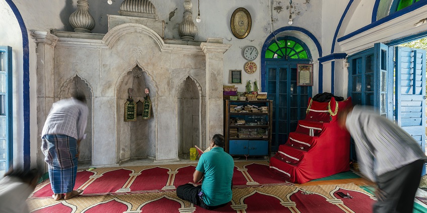 A picture of Shahi Masjid, highlighting it as one of the popular mosques in Kolkata.