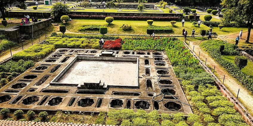 Shaniwar wada is one of the most popular places to visit nearby