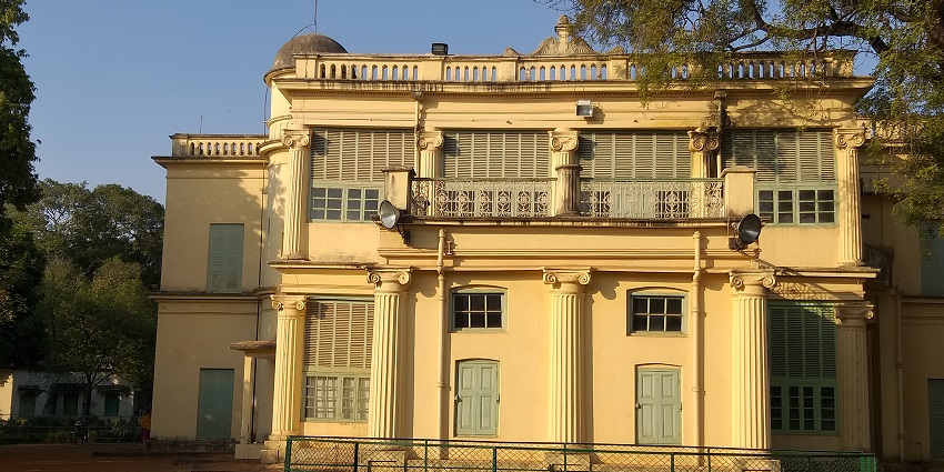 An image of Shantiniketan, which is a serene site to visit near Pailan temple.