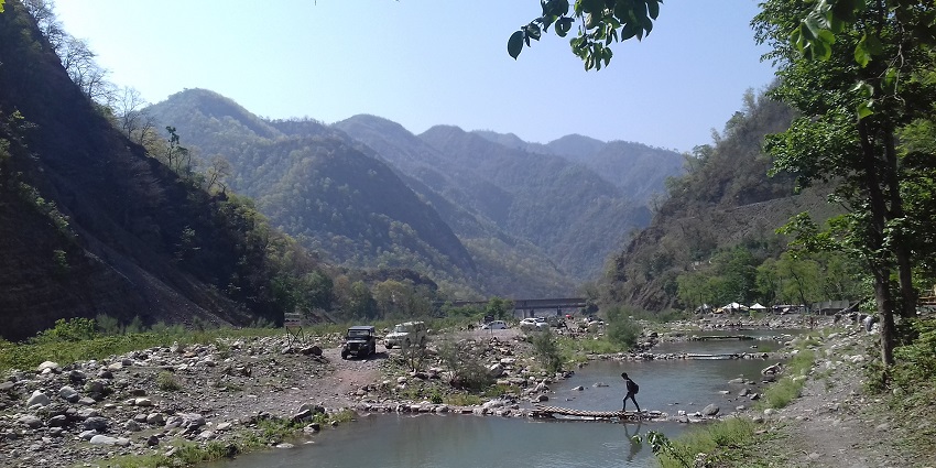 Camping rafting in Rishikesh, offering scenic Himalayan landscapes.