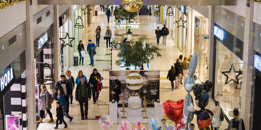 Popular marketplace for affordable shopping in Baku and diverse merchandise options.