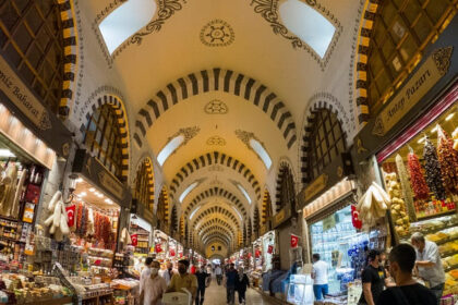 Discover the places for shopping in Istanbul that blend traditional markets and unique souvenirs.