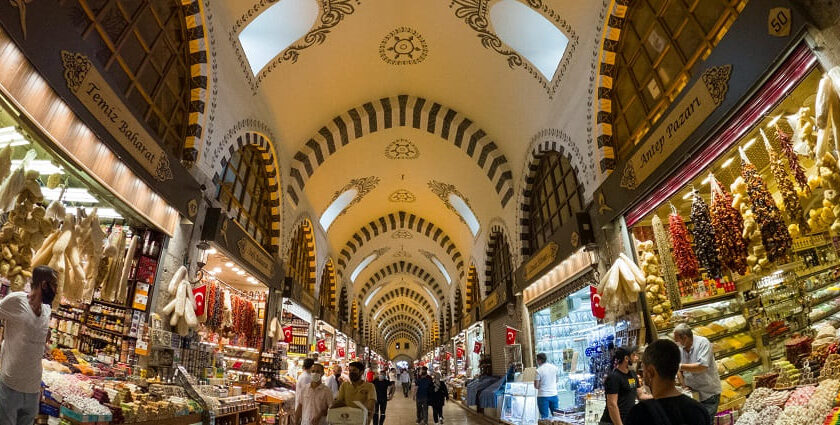 Discover the places for shopping in Istanbul that blend traditional markets and unique souvenirs.