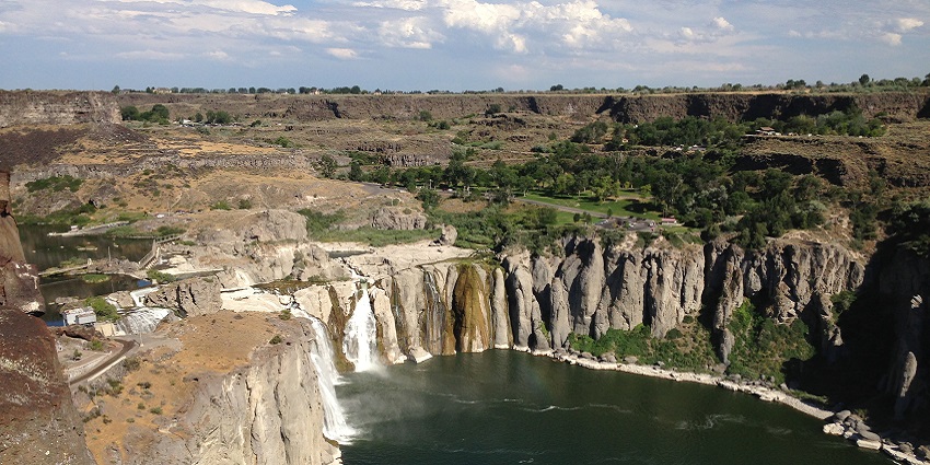 Shoshone Falls, a famous waterfall in the US, floods over a rocky cliff in Idaho.