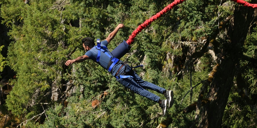 Adventure lovers, have a thrilling experience that combines a 60-meter freefall.