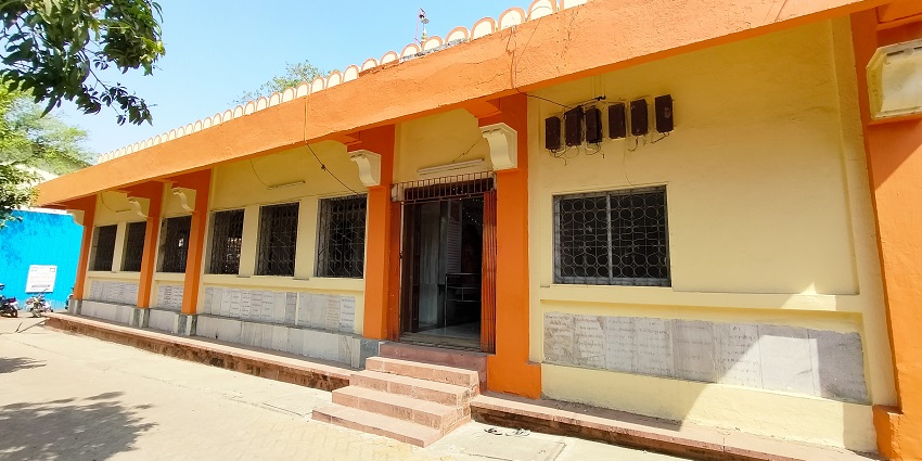 An image of Shree Siddhivinayak Devasthanam temple vertical structure painted in colour tones.
