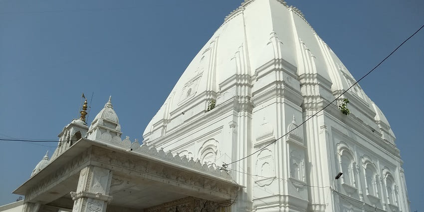 An image of Shri Digamber Jain temple in Hastinapur with a dome on a large white temple