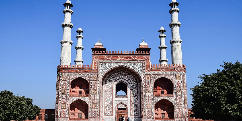 akbar’s tomb in sikandra is an epitome of mughal architecture for travellers to explore.