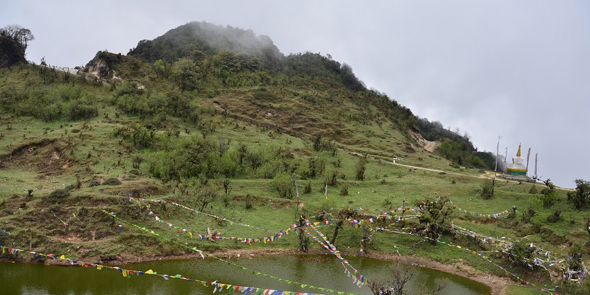 A picture of the Singalila Ridge trekking trail surrounded by stunning mountain views.