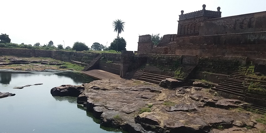 An image of Sita Kund with design walls, one of the best places to visit in Vindhyanchal
