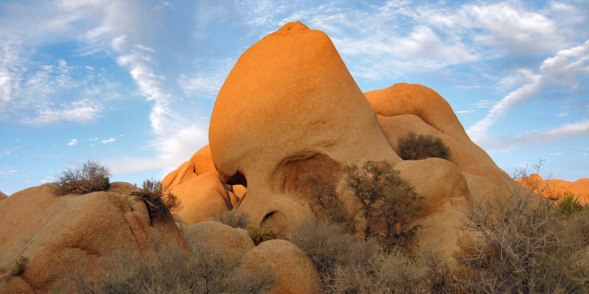 An image of the huge Skull Rock, an interesting and famous place near Joshua Tree National Park.
