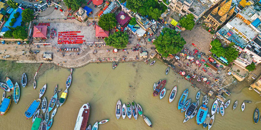 An image of Assi Ghat, a lively ghat that is popular for its cultural things to do in Varanasi.