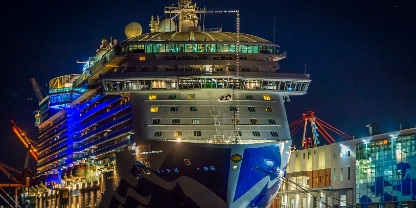 Having dinner on the cruise is a beautiful experience of vibrant Australia nightlife.