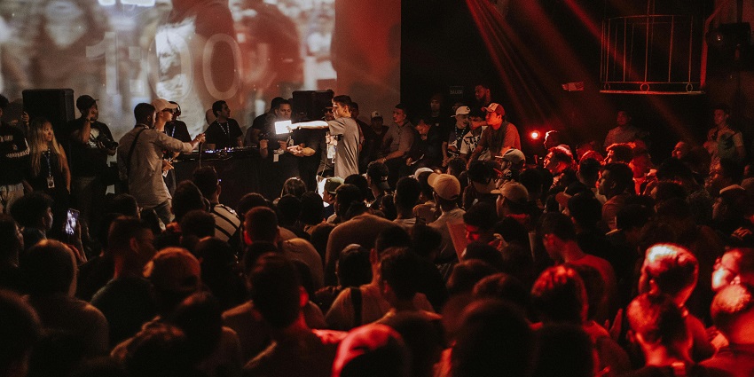 One of the places to enjoy Turkey nightlife is Sponge Pub offering a live music vibe.