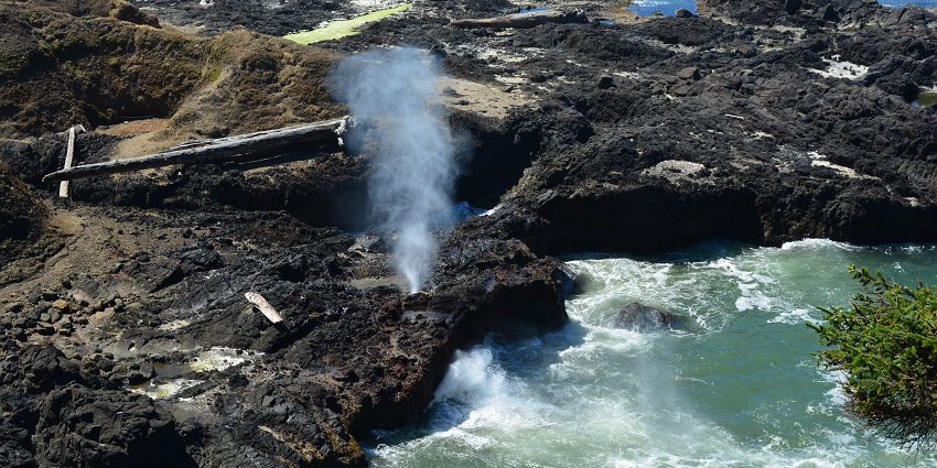 An image of spouting horn, a famous tourist destination to visit near Kauai Hindu monastery.