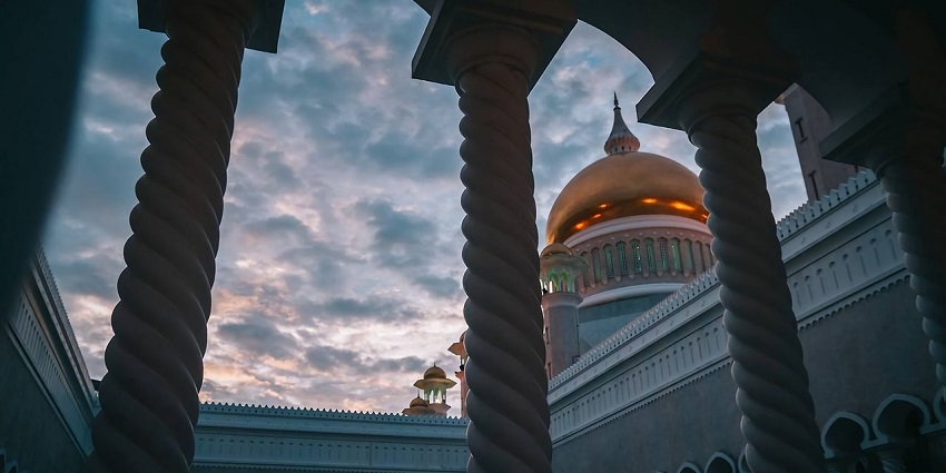 An image of a temple in Canada with tall pillars, columns, and an arcade, creating a grand structure.