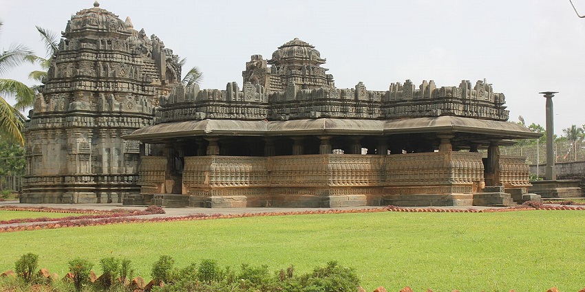 An image of Sri Ganesh Mandir in Kolkata with many outcropped roofs and a courtyard.