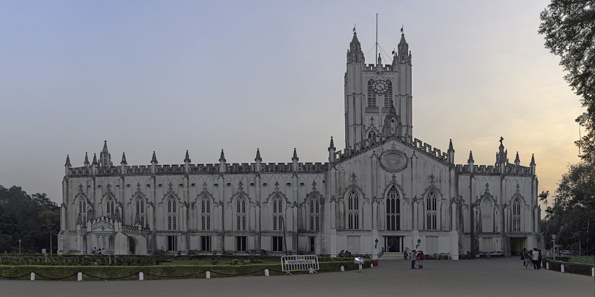 An image of St Paul's Cathedral, which is located next to the Smaranika Tram Museum.