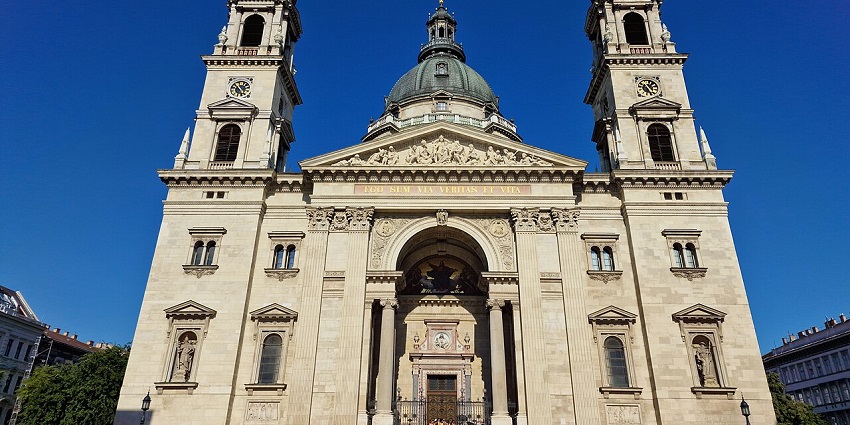 A view of St. Stephen’s Basilica, one of the most important places to visit in Budapest.