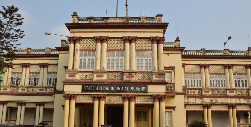 A picture of the stunning exterior view of the State Archaeological Museum, Kolkata.