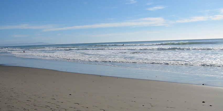 An image of Stinson Beach, a very popular beach to visit in Bay Area located in California.