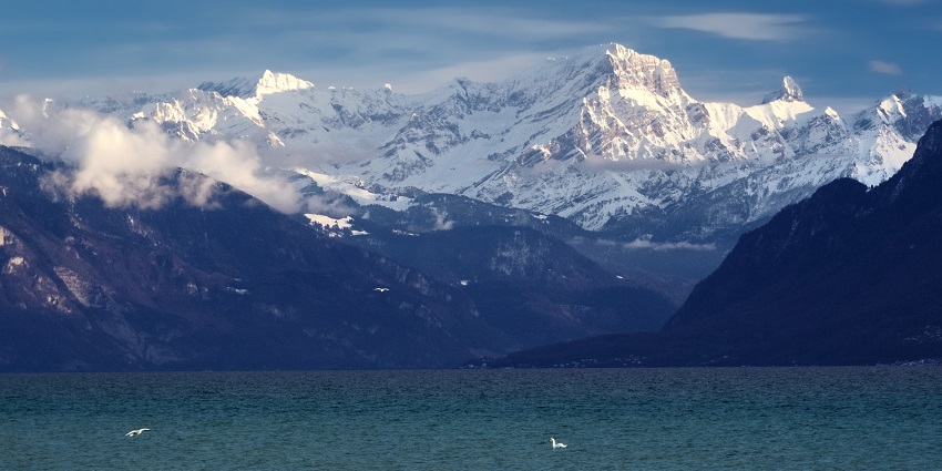 A scenic lakeside walk is among the best things to do in Geneva with stunning views and a serene atmosphere