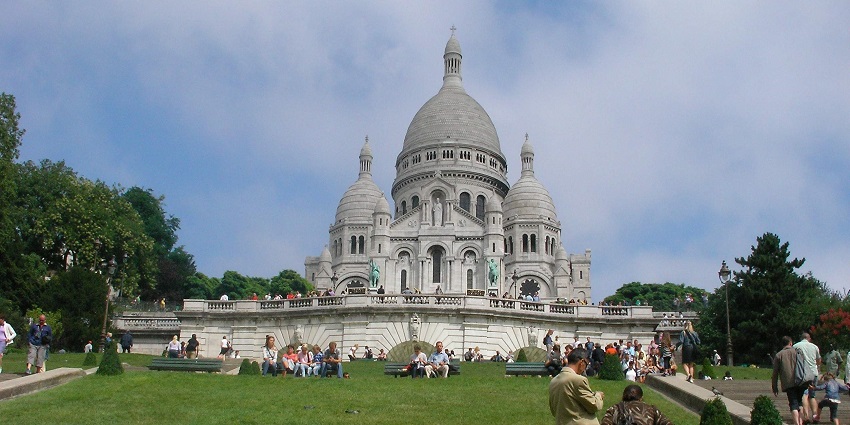 Charming Paris neighbourhood with art, cobblestone streets, and Sacré-Cœur.