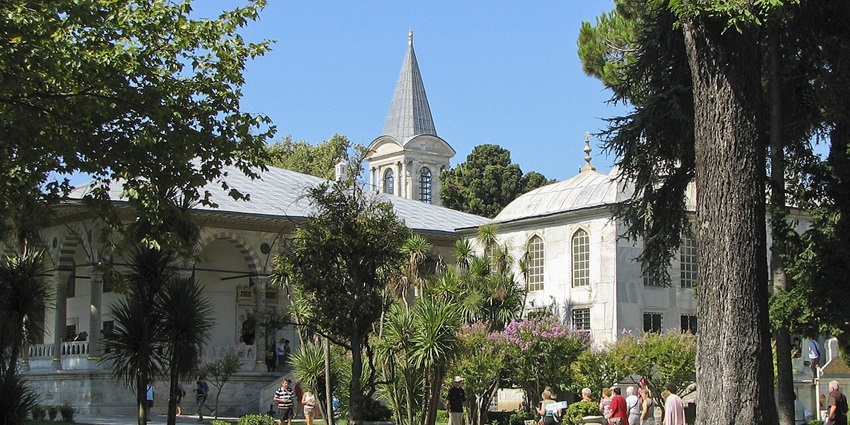 Peaceful gardens offering scenic views, fountains, and lush greenery.