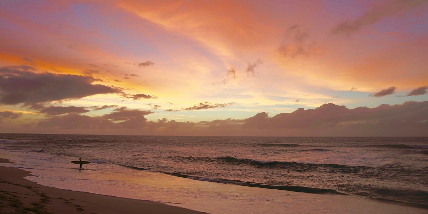 Beautiful sunset at Sunset Beach, Oahu, Hawaii, with vibrant colours over the ocean.