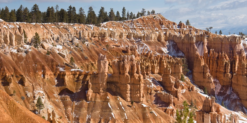 An image of Sunset Point showcasing vibrant hoodoos and cliffs.