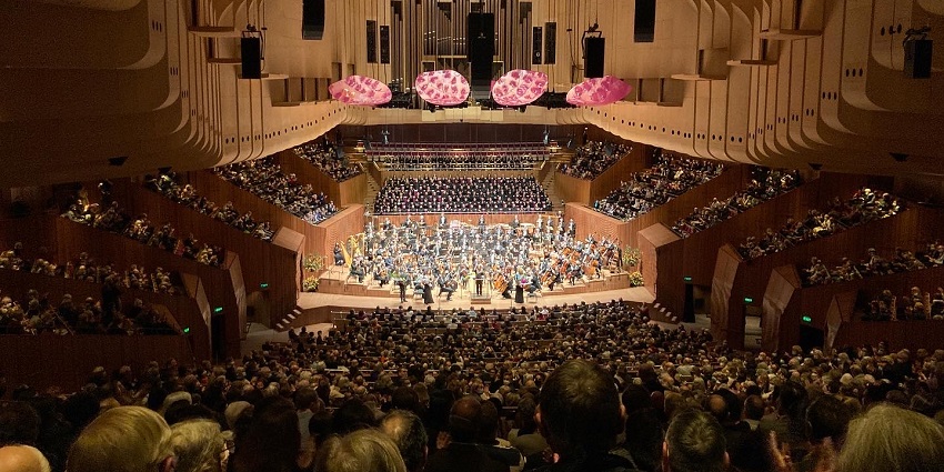 Live performances at the opera house, a place to experience vibrant Australia nightlife.